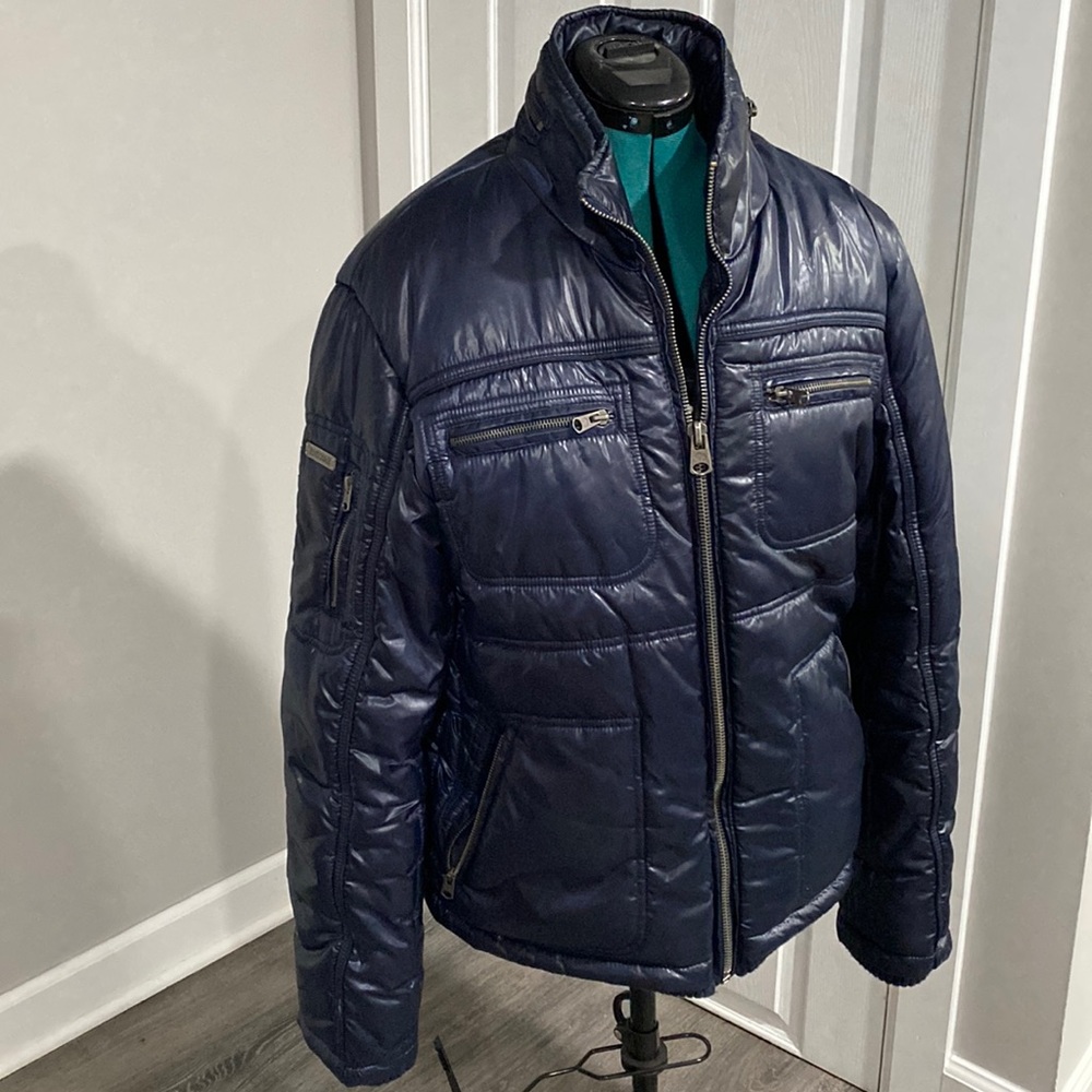 Navy blue excellent condition puffer coat. Size large